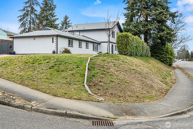 3rd image of 2902 N Orchard