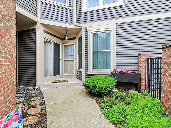 2nd image of 955 Heathrow Ln