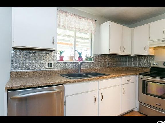 3rd image of 1120 E Violet Dr