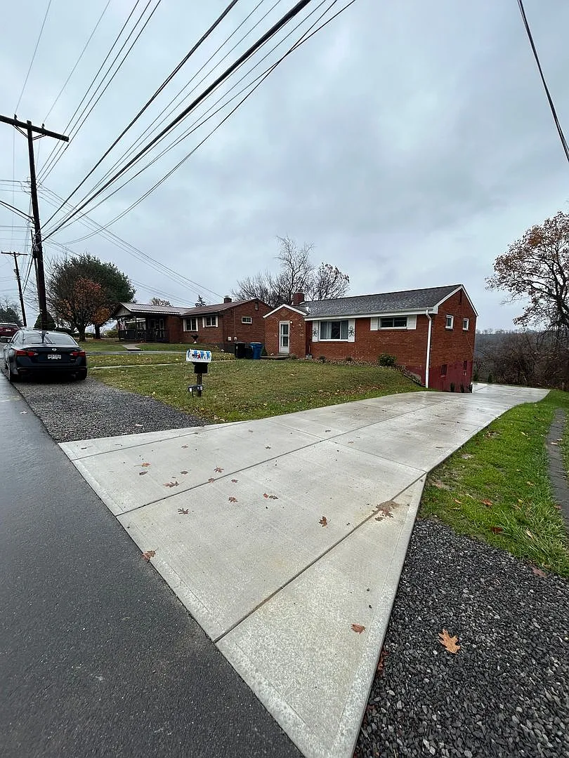 A Stylish Haven in Moon two., 3BR/2BA with a one car garage and lots of updates! — Photo 4