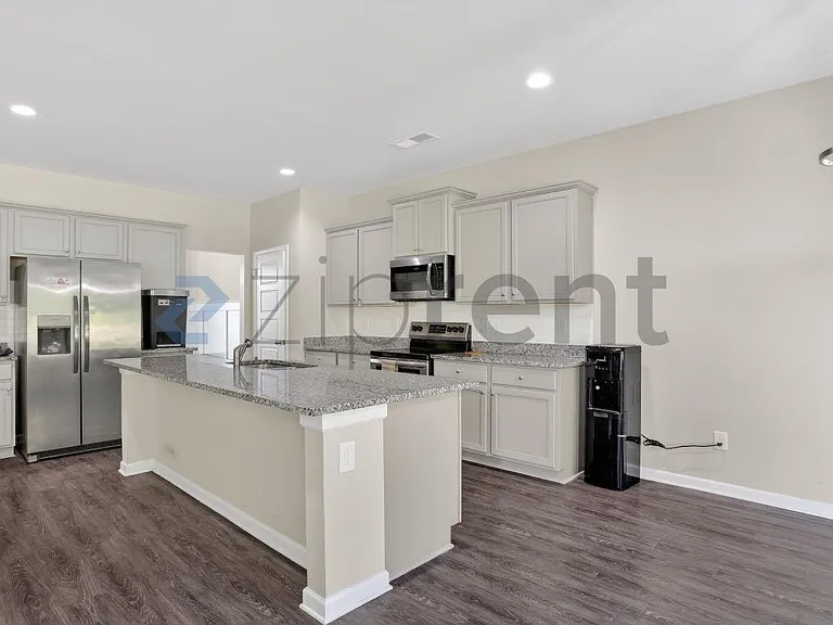 1360 NE Slaton Manor Dr — Photo 20