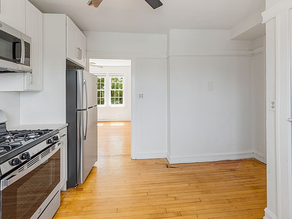 3rd image of 3048 W Cornelia Ave #3