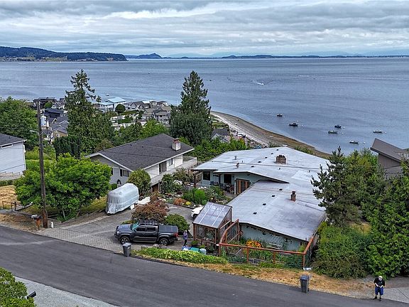 3rd image of 305 Baker Way