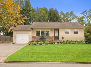 24 Grand Haven Dr, Commack, NY 11725