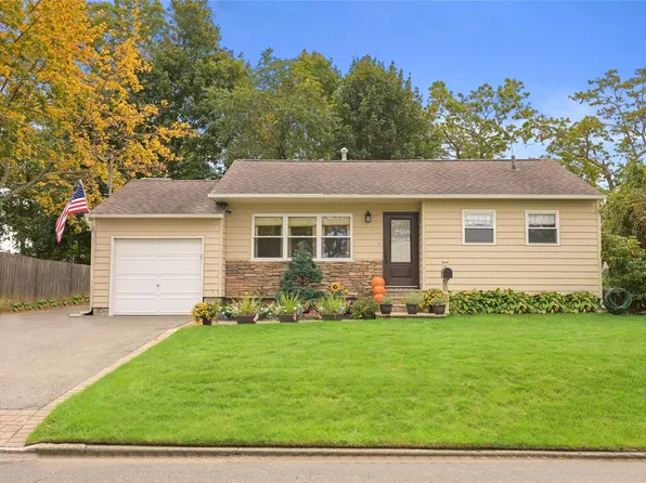 24 Grand Haven Drive, Commack, NY 11725