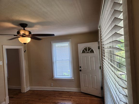 Entrance Room
approximately 13'4" x 11'1"