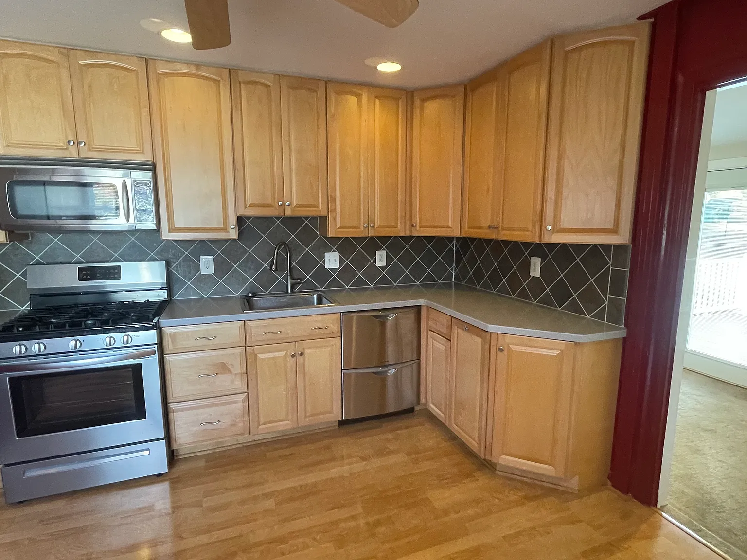 3 bed, 920 sqft, $2,800 — Photo 3