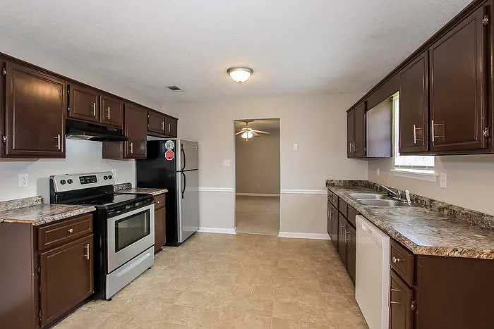 2819 Bradford Ct — Photo 3