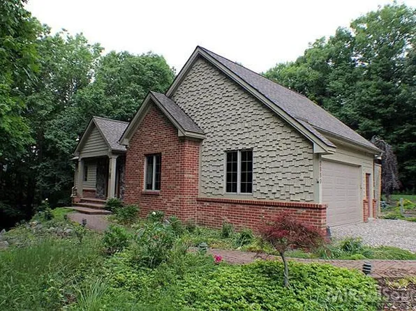 2880 Indian Lake Rd, Oxford, MI 48370