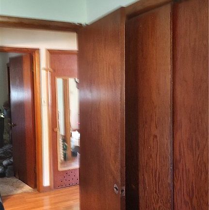 5th image of 906 S Elm St