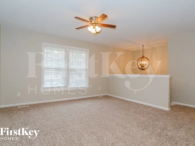615 N Pine St — Photo 3