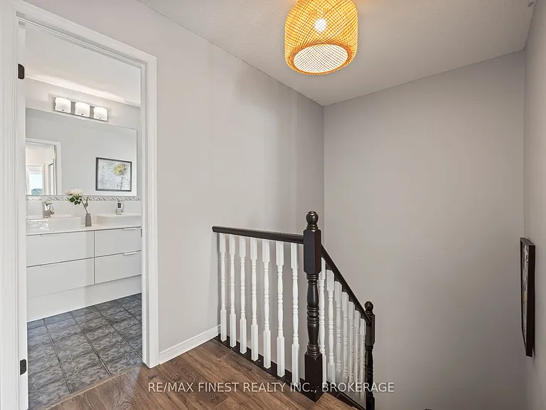 1256 Brackenwood Cres — Photo 21