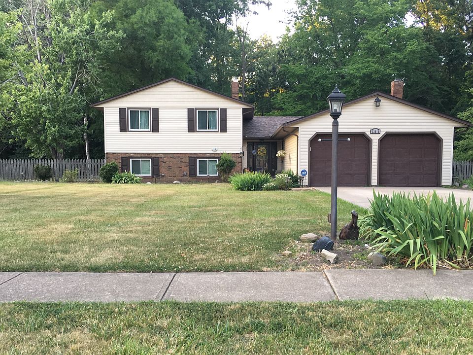 1st image of 32616 Surrey Ln