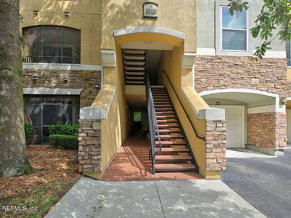 3rd image of 8539 GATE Parkway W #616