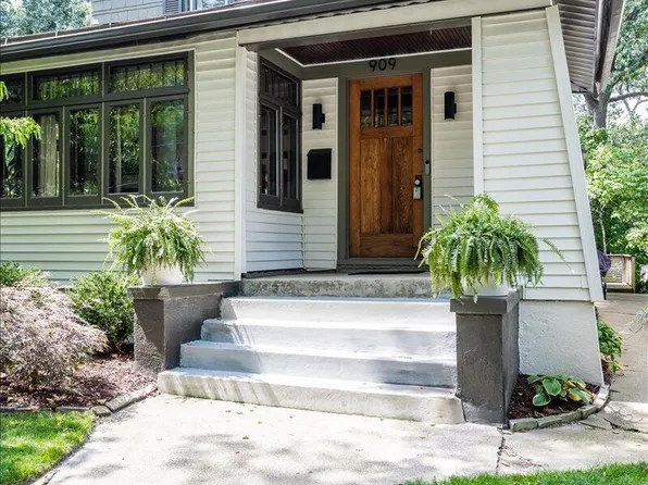 909 Calvin Ave SE, Grand Rapids, MI 49506
