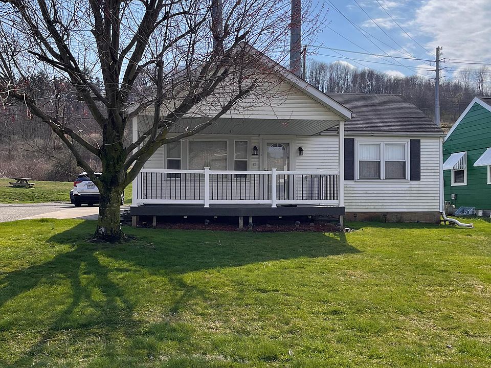 Nice curb appeal at 38505 Crimm rd!