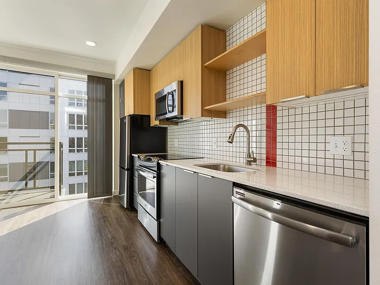 101 Broadway, Live Here, Go Anywhere — Photo 14