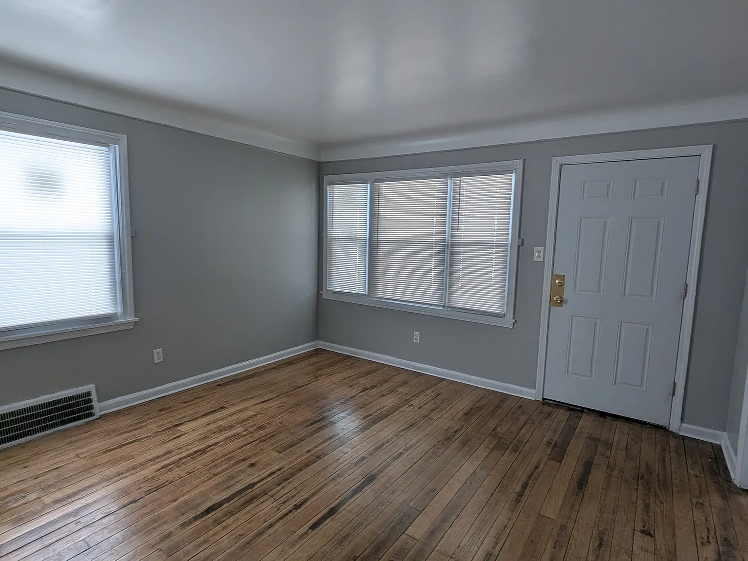 3 bed, 1.5 bath, 1200 sqft, $1,200 — Photo 2