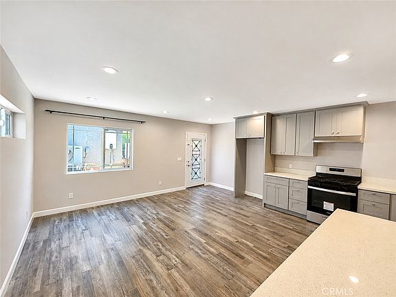 4th image of 7645 Amestoy Ave