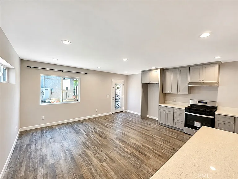 7645 Amestoy Ave — Photo 4