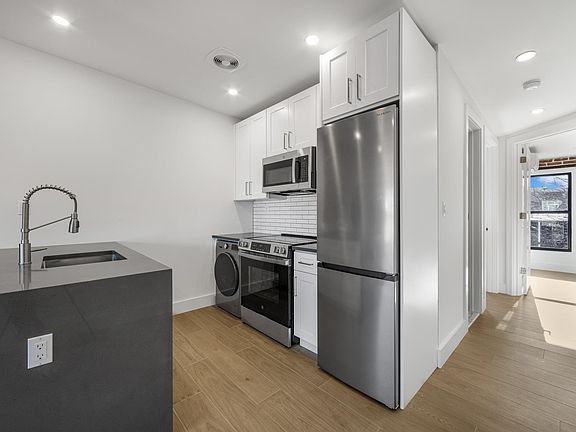 3rd image of 152 Putnam Ave APT 3