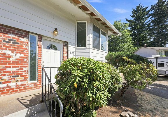 3rd image of 837 NE 30th Ct