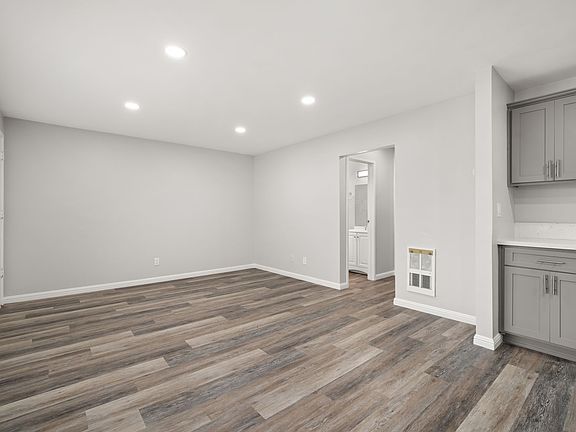 5th image of 930 Roswell Ave APT 5