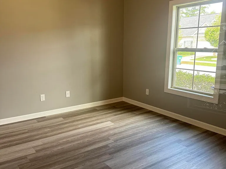 943 Erika Ln — Photo 3