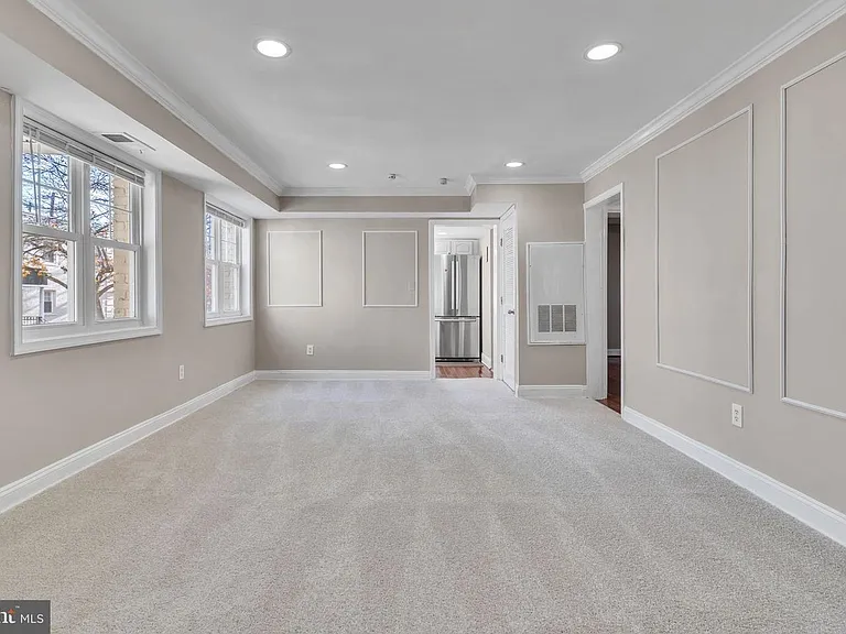 912 Barnaby St SE #101 — Photo 4