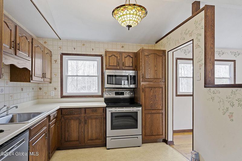 3rd image of 16 Cortland Boulevard