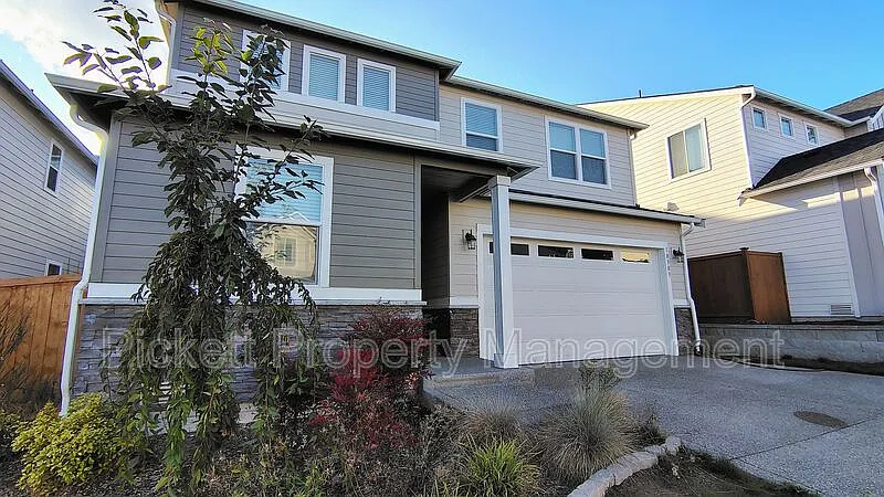 3 bed, 3.0 bath, 2464 sqft, $3,100 — Photo 2