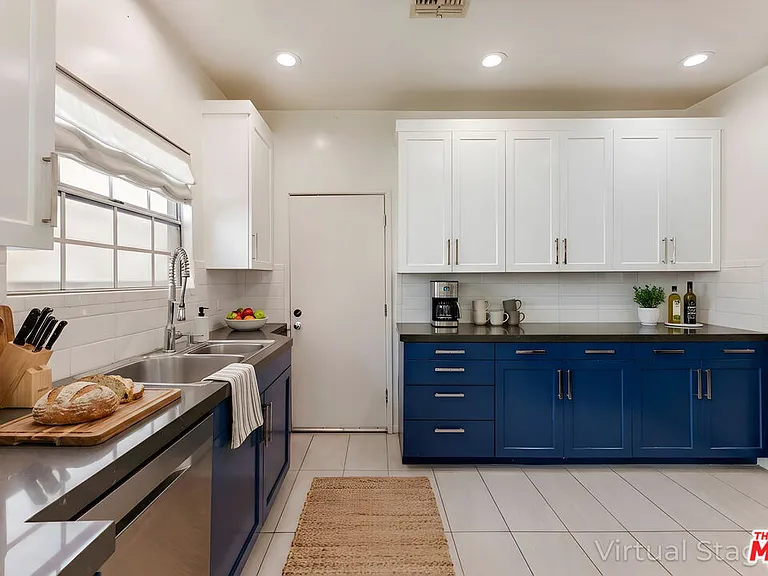 1014 N Doheny Dr — Photo 15