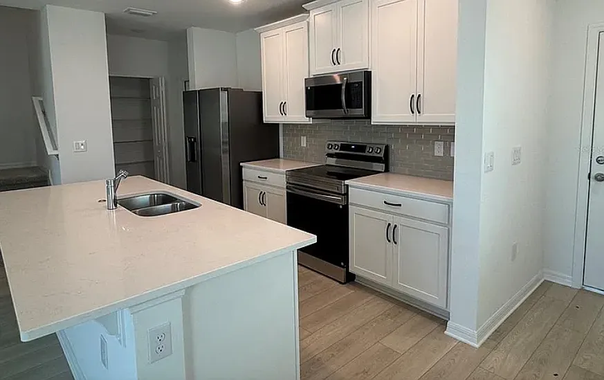 3 bed, 2.5 bath, 1918 sqft, $2,800 — Photo 3