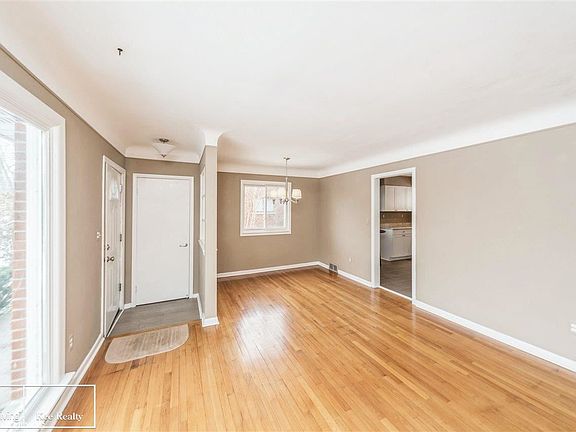 3rd image of 21264 Danbury St
