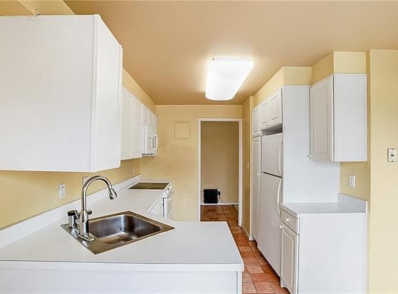 4th image of 200 High Point Dr #2111