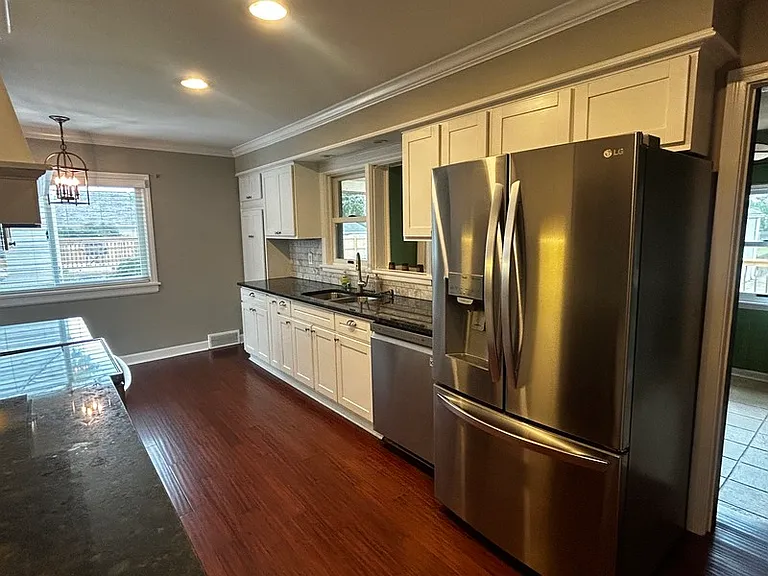 2421 Clarendon Ave — Photo 6