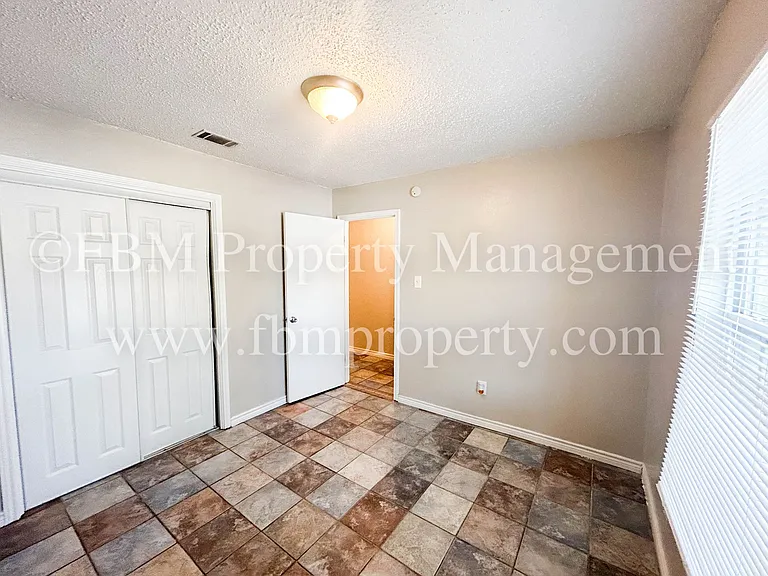 2539 W Sycamore Ave — Photo 3