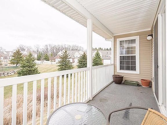 2nd image of 2921 N Knightsbridge Cir