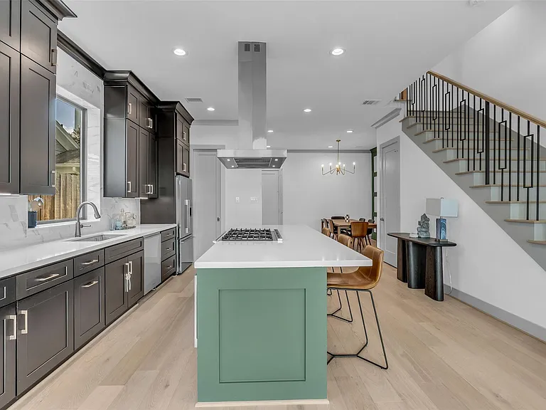 1724 Ridgewood St — Photo 5