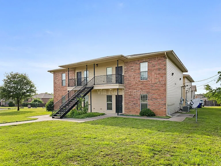 2100 Breezy Dr — Photo 1