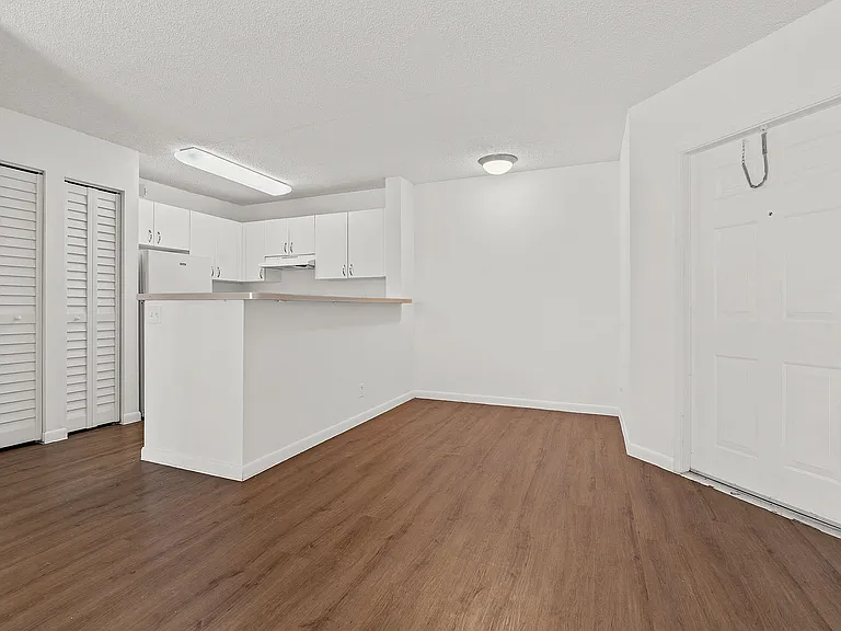 Palm Springs Apartments — Photo 17