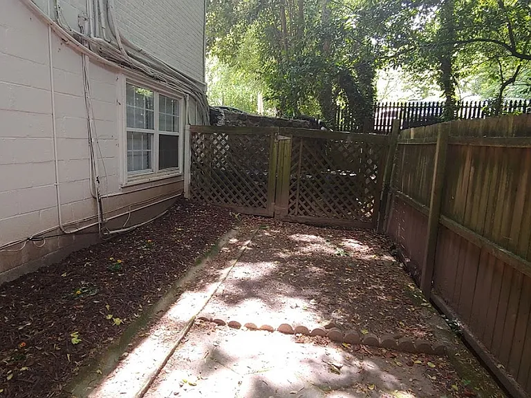 Maple Place Apartments — Photo 36