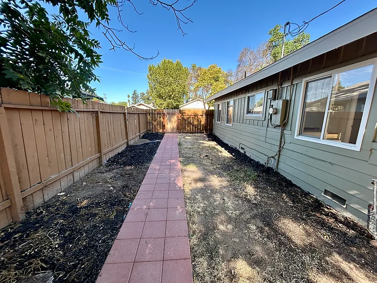 1346 N Safford Ave — Photo 18