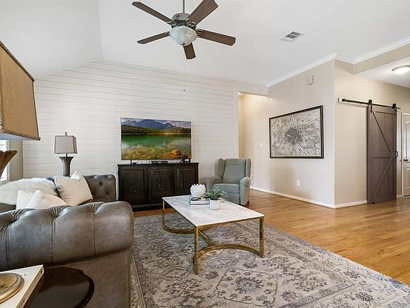 3rd image of 179 Knollbrook Cir