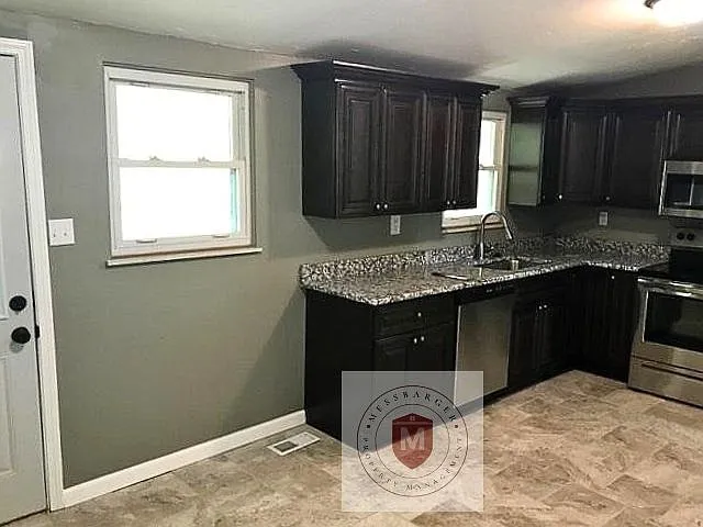402 Holiday Dr — Photo 2