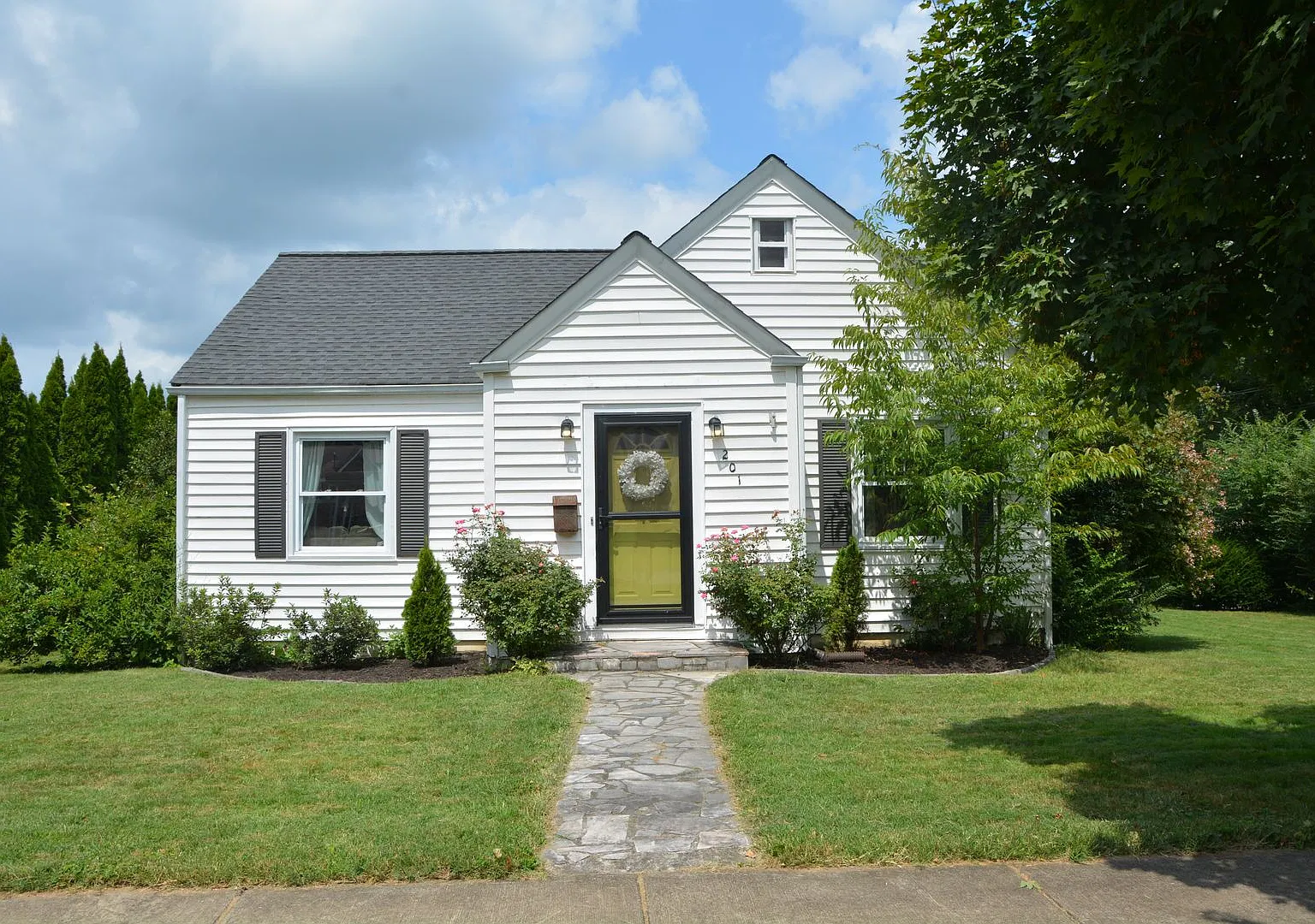 The Convenient Cottage- Furnished — Photo 1