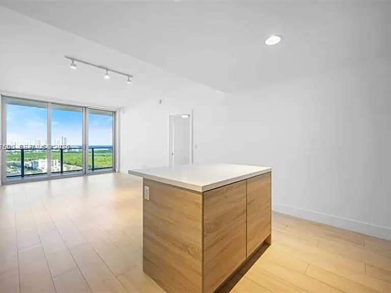 16385 Biscayne Blvd #3020 — Photo 8