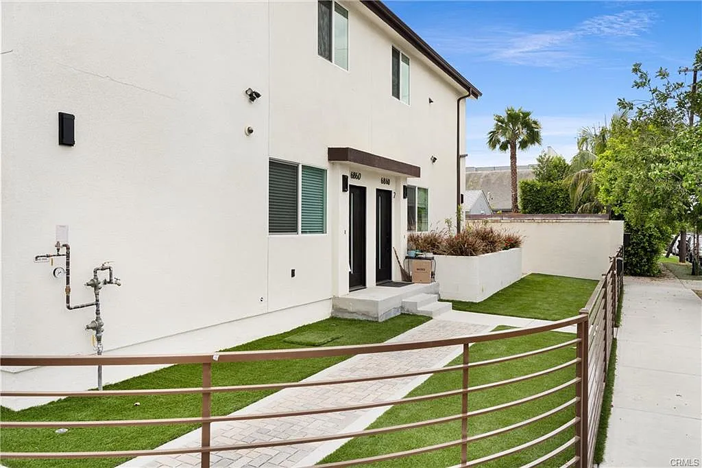 4 bed, 1750 sqft, $3,755 — Photo 2