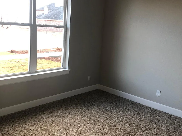 1742 Sina Ave — Photo 3