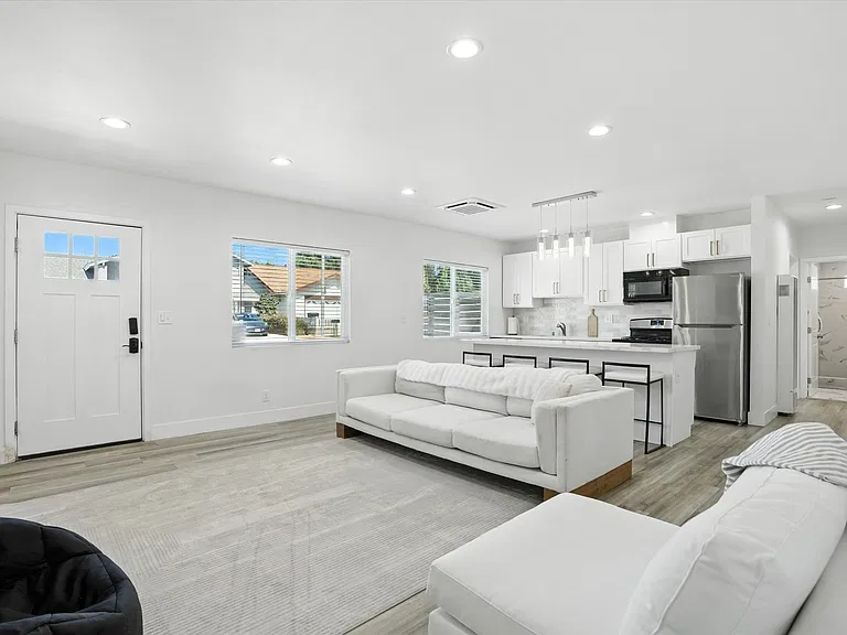 2134 Santa Fe Ave — Photo 2